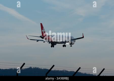 Zürich, Schweiz, 14. Januar 2024 HB-JVY Helvetic Airways Embraer E190LR landet auf Landebahn 14 Stockfoto