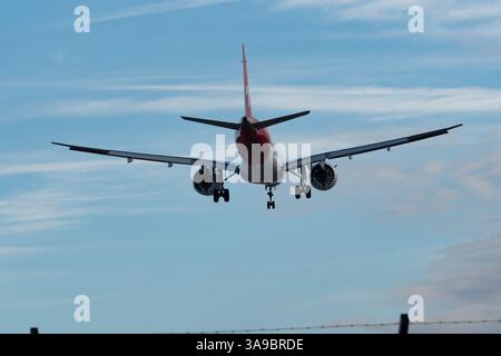 Zürich, Schweiz, 14. Januar 2024 Helvetic Airways Embraer landet auf Landebahn 14 Stockfoto
