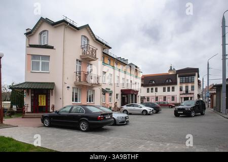 Grodno Stadt, Molodezhnaya Straße. Autos parkten auf einem Parkplatz in der Nähe eines wunderschönen alten Hauses. Stockfoto
