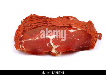 Rinderribeye-Speck oder türkische Pastrami, isoliert auf weißem Hintergrund geschnitten. Traditionelle türkische Köstlichkeiten. Draufsicht Stockfoto