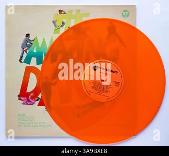 LP-Cover und limitierte orangefarbene Vinyl des Amazing Darts-Compilation-Albums der Band Darts, das 1978 veröffentlicht wurde Stockfoto