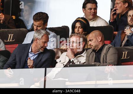 EINDHOVEN - Andre Ooijer, Hans van Breukelen, Wesley Sneijder während des niederländischen Eredivisie-Spiels zwischen PSV Eindhoven und AFC Ajax im Phillips Stadium am 30. März 2025 in Eindhoven, Niederlande. ANP MAURICE VAN STEEN Stockfoto