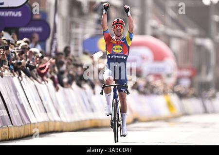 Wevelgem, Belgien. 30. März 2025. Der dänische Mads Pedersen von Lidl-Trek gewinnt die Männer-Elite „Gent-Wevelgem – in Flanders Fields“, ein Tagesrennen, 250,3 km von Ieper nach Wevelgem, Sonntag, den 30. März 2025. BELGA FOTO JASPER JACOBS Credit: Belga News Agency/Alamy Live News Stockfoto