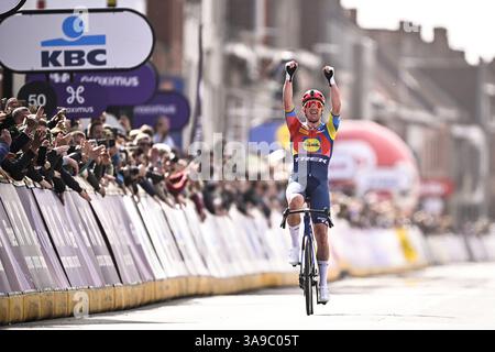 Wevelgem, Belgien. 30. März 2025. Der dänische Mads Pedersen von Lidl-Trek gewinnt die Männer-Elite „Gent-Wevelgem – in Flanders Fields“, ein Tagesrennen, 250,3 km von Ieper nach Wevelgem, Sonntag, den 30. März 2025. BELGA FOTO JASPER JACOBS Credit: Belga News Agency/Alamy Live News Stockfoto
