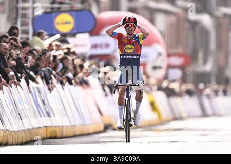 Wevelgem, Belgien. 30. März 2025. Der dänische Mads Pedersen von Lidl-Trek gewinnt die Männer-Elite „Gent-Wevelgem – in Flanders Fields“, ein Tagesrennen, 250,3 km von Ieper nach Wevelgem, Sonntag, den 30. März 2025. BELGA FOTO JASPER JACOBS Credit: Belga News Agency/Alamy Live News Stockfoto