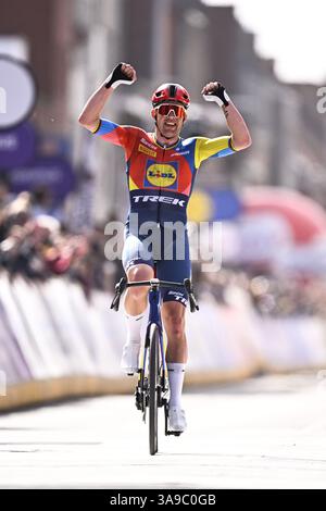 Wevelgem, Belgien. 30. März 2025. Der dänische Mads Pedersen von Lidl-Trek gewinnt die Männer-Elite „Gent-Wevelgem – in Flanders Fields“, ein Tagesrennen, 250,3 km von Ieper nach Wevelgem, Sonntag, den 30. März 2025. BELGA FOTO JASPER JACOBS Credit: Belga News Agency/Alamy Live News Stockfoto