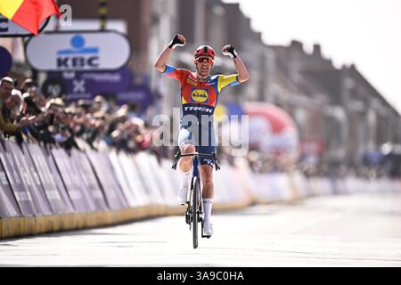 Wevelgem, Belgien. 30. März 2025. Der dänische Mads Pedersen von Lidl-Trek gewinnt die Männer-Elite „Gent-Wevelgem – in Flanders Fields“, ein Tagesrennen, 250,3 km von Ieper nach Wevelgem, Sonntag, den 30. März 2025. BELGA FOTO JASPER JACOBS Credit: Belga News Agency/Alamy Live News Stockfoto