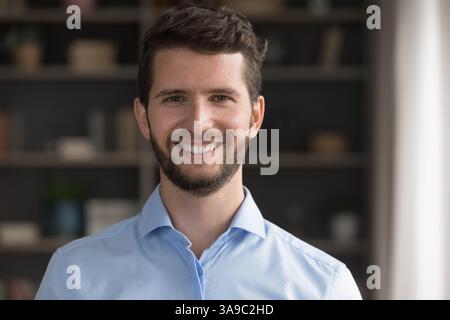 Kopffoto Porträt lächelnder junger Unternehmer, der in die Kamera schaut Stockfoto