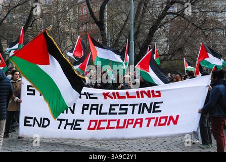 17. März 2006, Prag, Tschechische Republik: Demonstranten mit palästinensischen Fahnen und einem Banner mit der Aufschrift „stoppt die Tötung in Palästina, beendet die Besatzung“, die ein Ende der Gewalt und der israelischen Besatzung fordert. Hunderte von Demonstranten versammeln sich zum palästinensischen Landtag, der fast 50 Jahre seit dem Generalstreik der Palästinenser gegen israelische Landkonfiszierungen von 1976 gedenkt. Die Demonstranten fordern Gerechtigkeit, Entkolonialisierung und ein Ende der fortwährenden Vertreibung, Annexion, Apartheidpolitik und gewaltsame Repression gegen Palästinenser. (Credit Image: © Kristina Burdasova/SOPA Images via ZUMA Press Wi Stockfoto