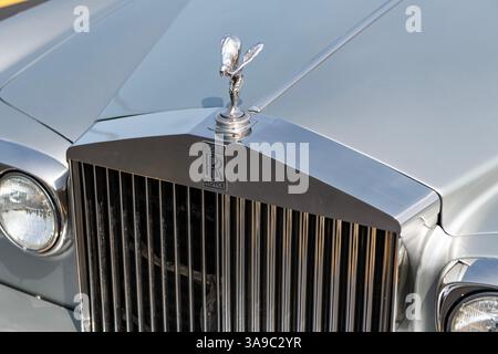 Chicago, Illinois, USA - 08. September 2024: Rolls Royce Silver Shadow Classic Vehicle, Seitenansicht. Retro-Auto. Luxuriöses Rolls Royce Silver Shadow Car Stockfoto