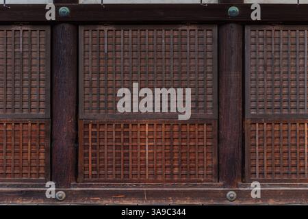 Japanischer Holzschrein Tempel Wandpaneel Gitterstil altes altes altes altes Texturmuster für den Hintergrund. Japan im Hintergrund. Stockfoto