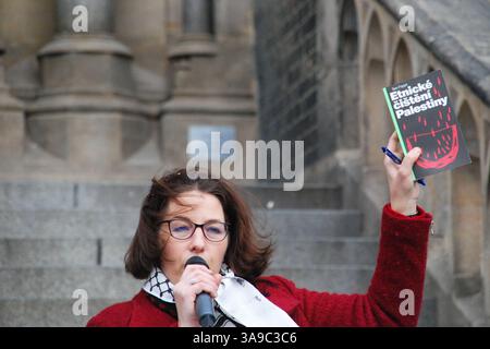 17. März 2006, Prag, Tschechische Republik: Eine Frau spricht bei der Kundgebung, die die tschechische Ausgabe von Ilan Pappés Buch „die ethnische Säuberung Palästinas“ hält, um den historischen Kontext hervorzuheben und auf Bewusstsein und Bildung für palästinensische Fragen zu drängen. Hunderte von Demonstranten versammeln sich zum palästinensischen Landtag, der fast 50 Jahre seit dem Generalstreik der Palästinenser gegen israelische Landkonfiszierungen von 1976 gedenkt. Die Demonstranten fordern Gerechtigkeit, Entkolonialisierung und ein Ende der fortwährenden Vertreibung, Annexion, Apartheidpolitik und gewaltsame Repression gegen Palästinenser. (Kreditbild: © Kristina B. Stockfoto