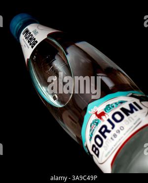 Borjomi (georgisch ბორჯომი) ist ein Mineralwasser aus Georgien. Stockfoto