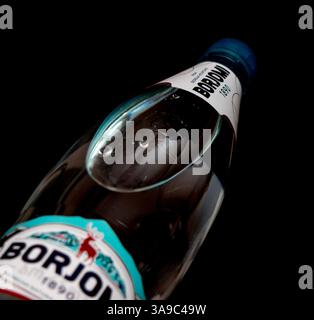 Borjomi (georgisch ბორჯომი) ist ein Mineralwasser aus Georgien. Stockfoto