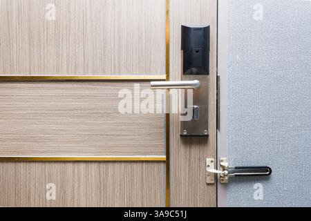 Schließsystem der Hoteltür für Privatsphäre Sicherheitsraum Doppelschloss mit Touch-Schlüsselkarte zum Entriegeln Stockfoto