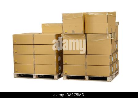 Produkte werden auf Gabelstaplerwagen-Palette in Lagergutkasten für den Versand der Lieferkette geladen, isoliert auf weißem Hintergrund mit Beschneidungspfad Stockfoto