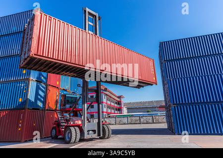Lkw-Gabelstapler heben Laden von schweren Containerkasten am Hafen Containerbahnhof Schifffahrt Logistik Industrie Hintergrundbild Konzept Stockfoto