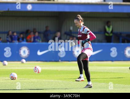 London, Großbritannien. 30. März 2025. Kinga Szemik (West Ham 1) erwärmte sich vor dem Women's Super League Spiel zwischen Chelsea und West Ham United am 30. März 2025 im Kingsmeadow Stadium in London. (Bettina Weissensteiner/SPP) Credit: SPP Sport Pressefoto. /Alamy Live News Stockfoto