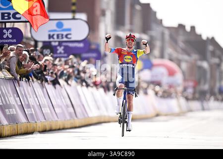 Wevelgem, Belgien. 30. März 2025. Der dänische Mads Pedersen von Lidl-Trek gewinnt die Männer-Elite „Gent-Wevelgem – in Flanders Fields“, ein Tagesrennen, 250,3 km von Ieper nach Wevelgem, Sonntag, den 30. März 2025. BELGA FOTO JASPER JACOBS Credit: Belga News Agency/Alamy Live News Stockfoto