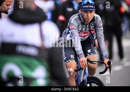 Wevelgem, Belgien. 30. März 2025. Belgischer Jasper Philipsen von Alpecin-Deceuninck, dargestellt nach der Männer-Elite „Gent-Wevelgem - in Flanders Fields“, ein Tagesradrennen, 250,3 km von Ieper nach Wevelgem, Sonntag, 30. März 2025. BELGA FOTO JASPER JACOBS Credit: Belga News Agency/Alamy Live News Stockfoto