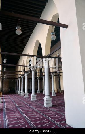 Entdecken Sie die architektonischen Details von wunderschönen Bogensäulen und eleganten Deckenventilatoren Stockfoto