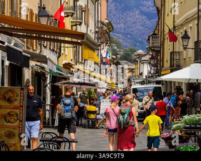 Aosta, Italien - 4. August 2022: Blick auf die Straße Porta Pretoria in der Altstadt. Stockfoto