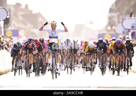 Wevelgem, Belgien. 30. März 2025. Die Niederländerin Lorena Wiebes von SD Worx-ProTime gewinnt die Frauenelite „Gent-Wevelgem – in Flanders Fields“, ein Tagesrennen, 169,1 km von Ieper nach Wevelgem, Sonntag, den 30. März 2025. BELGA FOTO JASPER JACOBS Credit: Belga News Agency/Alamy Live News Stockfoto