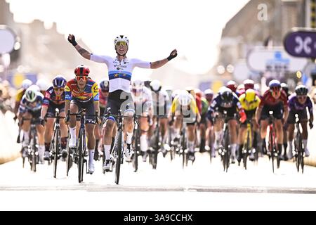 Wevelgem, Belgien. 30. März 2025. Die Niederländerin Lorena Wiebes von SD Worx-ProTime gewinnt die Frauenelite „Gent-Wevelgem – in Flanders Fields“, ein Tagesrennen, 169,1 km von Ieper nach Wevelgem, Sonntag, den 30. März 2025. BELGA FOTO JASPER JACOBS Credit: Belga News Agency/Alamy Live News Stockfoto
