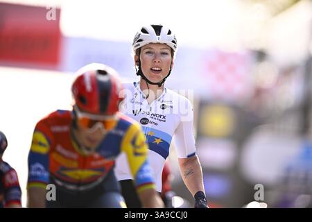 Wevelgem, Belgien. 30. März 2025. Die Niederländerin Lorena Wiebes von SD Worx-ProTime gewinnt die Frauenelite „Gent-Wevelgem – in Flanders Fields“, ein Tagesrennen, 169,1 km von Ieper nach Wevelgem, Sonntag, den 30. März 2025. BELGA FOTO JASPER JACOBS Credit: Belga News Agency/Alamy Live News Stockfoto