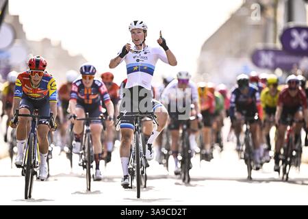 Wevelgem, Belgien. 30. März 2025. Die Niederländerin Lorena Wiebes von SD Worx-ProTime gewinnt die Frauenelite „Gent-Wevelgem – in Flanders Fields“, ein Tagesrennen, 169,1 km von Ieper nach Wevelgem, Sonntag, den 30. März 2025. BELGA FOTO JASPER JACOBS Credit: Belga News Agency/Alamy Live News Stockfoto