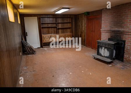 Wohnbereich im Keller mit Kamin und Bücheretui Stockfoto