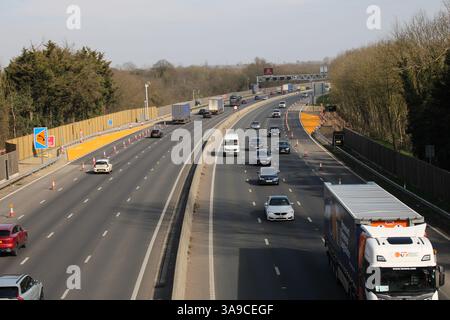 Fahrzeuge auf der M4 Smart Autobahn, während Bauarbeiten abgeschlossen sind. Reading, England Stockfoto