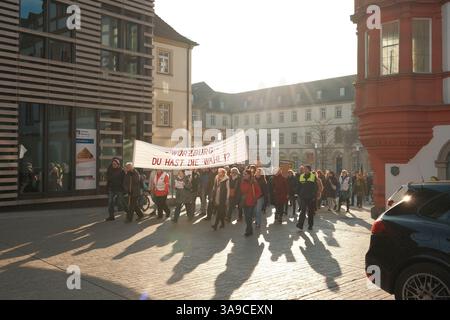 In Würzburg wird eine Demonstration gegen Rechtsextremismus geführt. Stockfoto