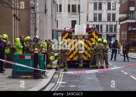 London, Großbritannien. Februar 2024. Feuerwehrleute vor Ort, nachdem ein Feuer in der Warwick Lane in der Nähe des Old Bailey ausbrach. Quelle: Vuk Valcic/Alamy Stockfoto