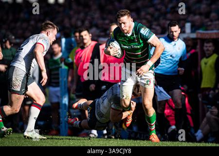 Leicester, Großbritannien. 30. März 2025; Mattioli Woods Welford Road Stadium, Leicester, Leicestershire, England; Gallagher Premiership Rugby, Fullback Freddie Steward von Leicester Tigers spielt mit Centre Nick Tompkins von Saracens Credit: Action Plus Sports Images/Alamy Live News Stockfoto