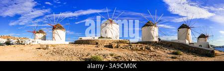 Griechenland Reise, Windmühlen der Insel Mykonos. Panoramablick auf die Stadt Chora. Beliebte Touristenattraktion. Kykladen Stockfoto