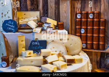 Handwerkliche Käseausstellung auf dem Borough Market. London, Vereinigtes Königreich, 17. Dezember 2023 Stockfoto