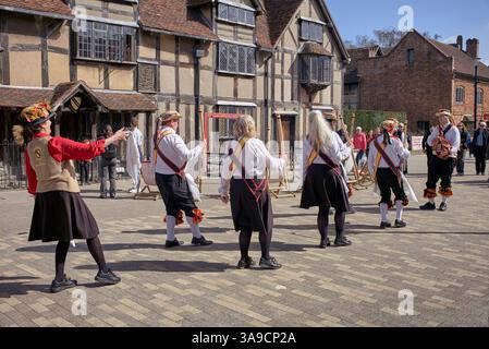 Morris-Tänzer treten vor dem Geburtsort von William Shakespeare, Henley Street, Stratford upon Avon, England, Großbritannien auf Stockfoto