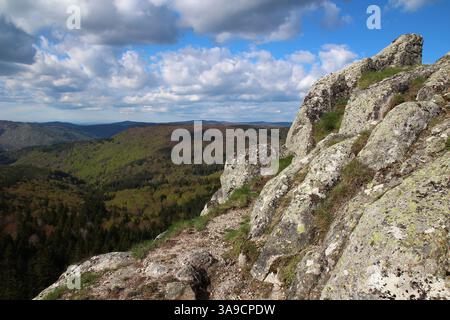 Panoramablick vom Gipfel des Mont St Guiral an einem späten Nachmittag im Mai (Alzon, Gard, Occitanie, Frankreich) Stockfoto