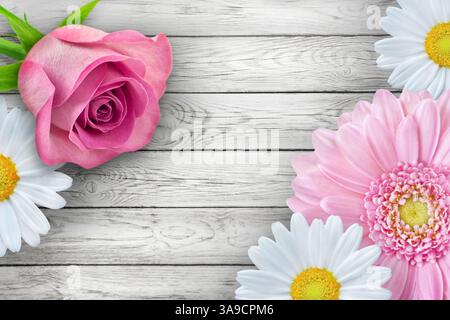 Rosafarbene Blumen auf hölzernem Hintergrund Stockfoto