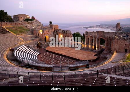 Teatro Antico di Taormina mit Blick auf die Bucht und den Ätna im Hintergrund. Reste des griechisch-römischen Theaters Stockfoto