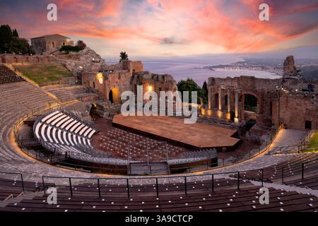 Teatro Antico di Taormina mit Blick auf die Bucht und den Ätna im Hintergrund. Reste des griechisch-römischen Theaters Stockfoto