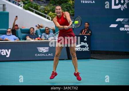 Miami Gardens, USA. März 2025. März 2025; Miami Gardens, FL, USA; Aryna Sabalenka aus Weißrussland kehrt einen Ball zurück, der Jessica Pegula aus den Vereinigten Staaten während des Women's Final Matches beim Tennis-Turnier der Miami Open im Hard Rock Stadium am Samstag, den 29. März 2025, in Miami Gardens, Florida, traf. (Foto: Rick Munroe/SIPA USA) Credit: SIPA USA/Alamy Live News Stockfoto