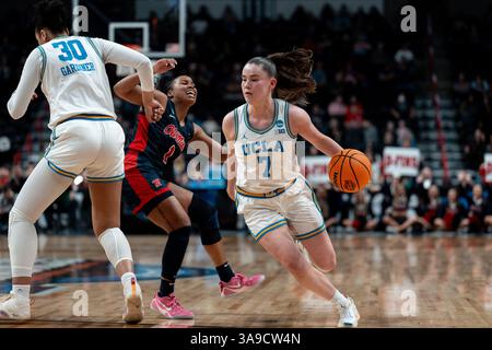 Die UCLA Bruins-Guardin Elina Aarnisalo (7) fährt am 28. März gegen die Ole Miss Rebels Guardin KK Deans (1) während des NCAA Tournament Basketballspiels Round of A16 in der Spokane Arena. Die UCLA Bruins besiegte die Ole Miss 76-62 und stieg in die Elite Eight auf. (Jameel Pugh/Bild des Sports) Stockfoto