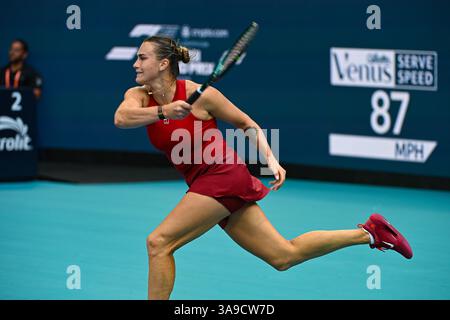 Miami Gardens, USA. März 2025. März 2025; Miami Gardens, FL, USA; Aryna Sabalenka aus Weißrussland kehrt einen Ball zurück, der Jessica Pegula aus den Vereinigten Staaten während des Women's Final Matches beim Tennis-Turnier der Miami Open im Hard Rock Stadium am Samstag, den 29. März 2025, in Miami Gardens, Florida, traf. (Foto: Rick Munroe/SIPA USA) Credit: SIPA USA/Alamy Live News Stockfoto