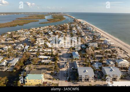 Beseitigung von Schutthaufen auf der Straßenseite nach Hurrikan Milton auf der Manasota Key Road in Florida. Arbeiter reinigen Müll aus schwer beschädigten Häusern Stockfoto