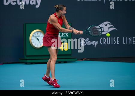 Miami Gardens, USA. März 2025. März 2025; Miami Gardens, FL, USA; Aryna Sabalenka aus Weißrussland kehrt den Ball zurück, den Jessica Pegula aus den Vereinigten Staaten während des Women's Final Matches beim Tennis-Turnier der Miami Open im Hard Rock Stadium am Samstag, den 29. März 2025, in Miami Gardens, Florida, getroffen hat. (Foto: Rick Munroe/SIPA USA) Credit: SIPA USA/Alamy Live News Stockfoto