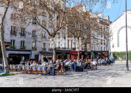 Paris, Frankreich, 03.27.2025. Menschen genießen das warme Frühlingswetter auf den Terrassen im 5. Arrondissement von Paris. Frühling. Stockfoto