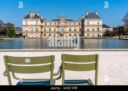 Palais du Luxembourg, Luxemburg-Palast im 6. Arrondissement von Paris. In den luxemburgischen Gärten genießt man ein warmes Frühlingswetter Stockfoto
