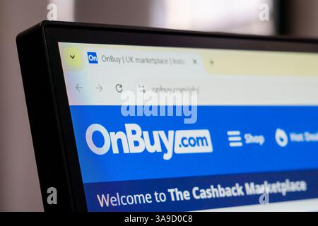New York, USA - 30. März 2025: Die Startseite der OnBuy Online-Shopping-Marketplace-Site wird auf dem Computerbildschirm angezeigt, wobei Logo und Cashback-Angebot sichtbar sind Stockfoto